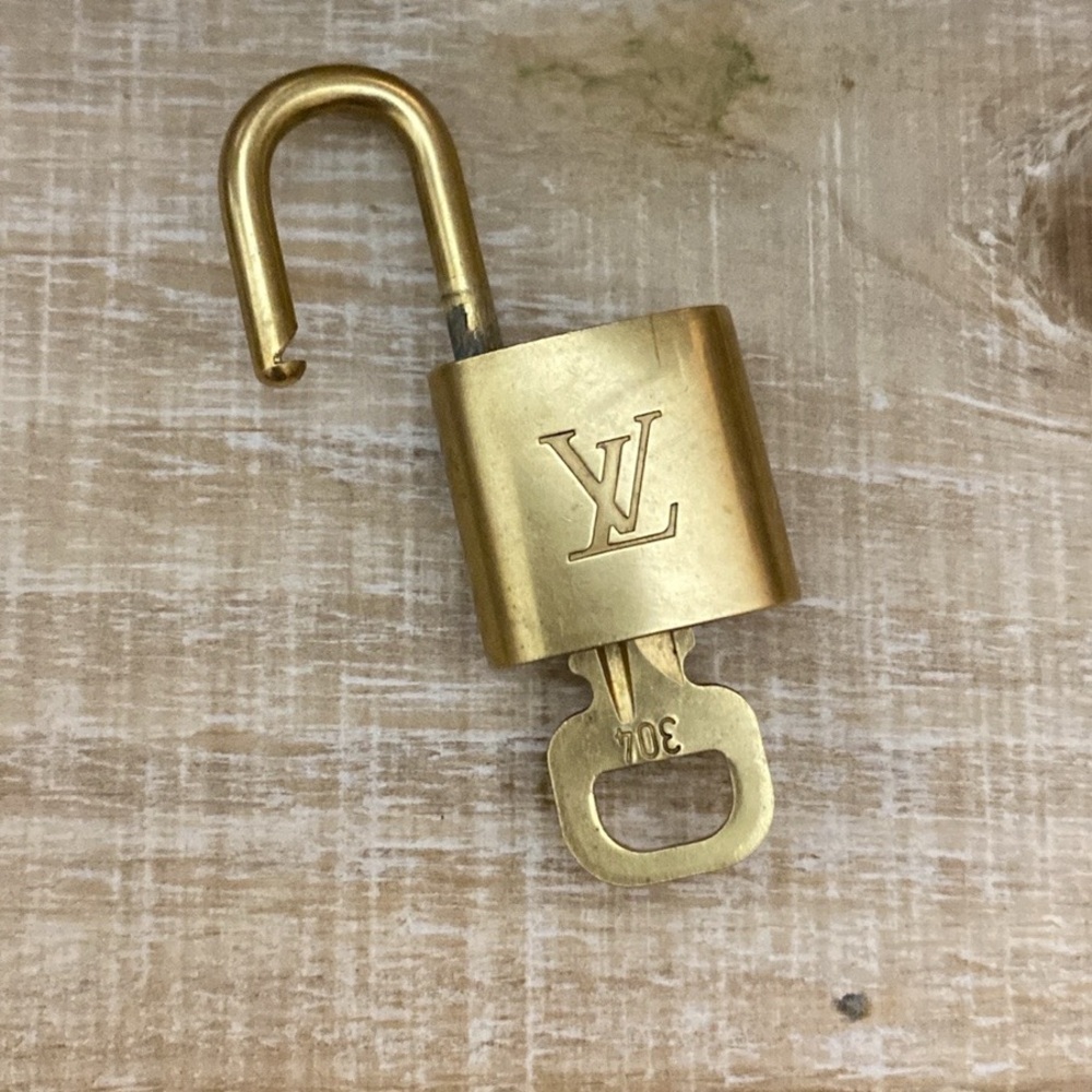 LOUIS VUITTON LOCK & KEY  # 304 GUC